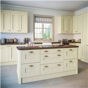 Shaker Fitted Kitchen Finished in Oakgrain Cream